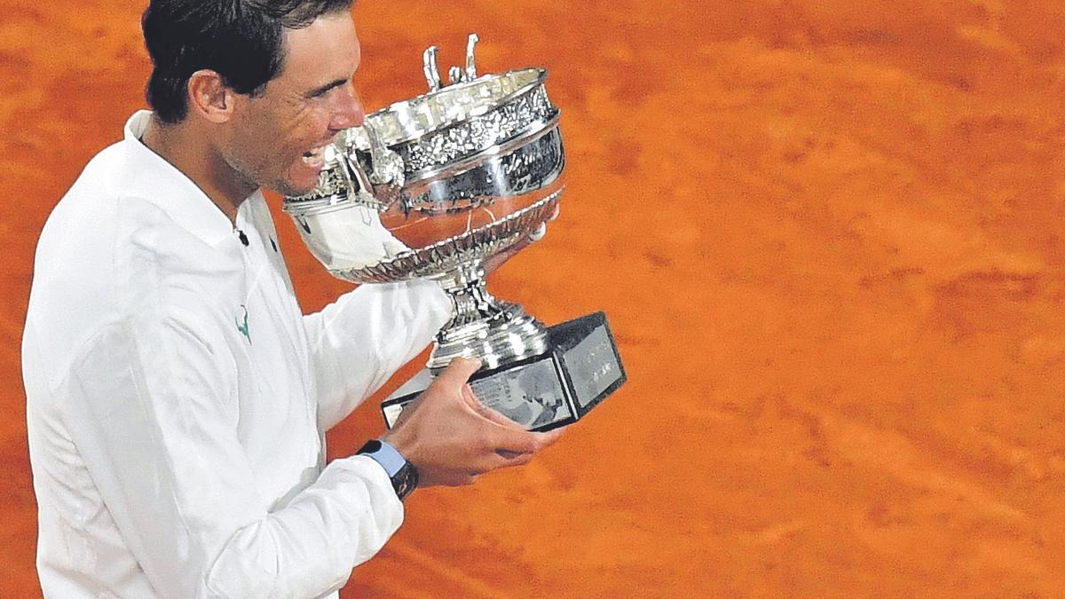 Nadal besa el trofeo  que le acredita como campeón en París. Reuters