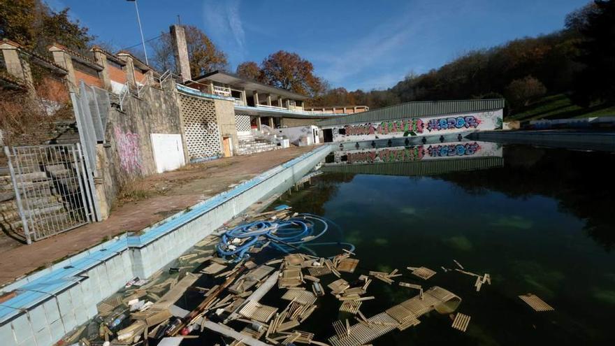 La piscina exterior del complejo de Pénjamo, que fue cerrado en octubre de 2010.