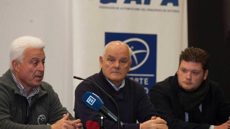 Por la izquierda, José Luis Alonso, Aladino Martínez y Sergio Huerta, durante la presentación del Regional de karting.