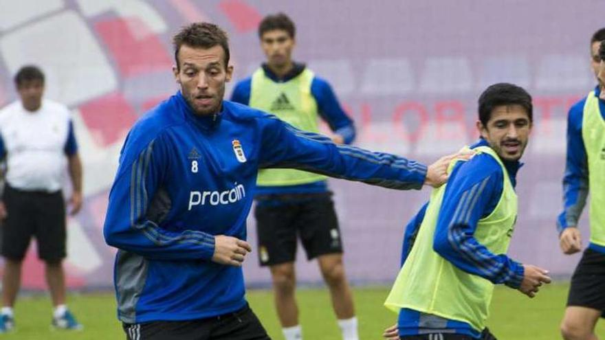 Michu y Pereira luchan por un balón.