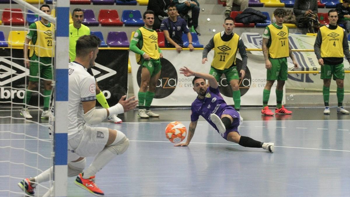 Jesulito en un disparo a puerta en el partido entre el UMA Antequera y el Córdoba Futsal.