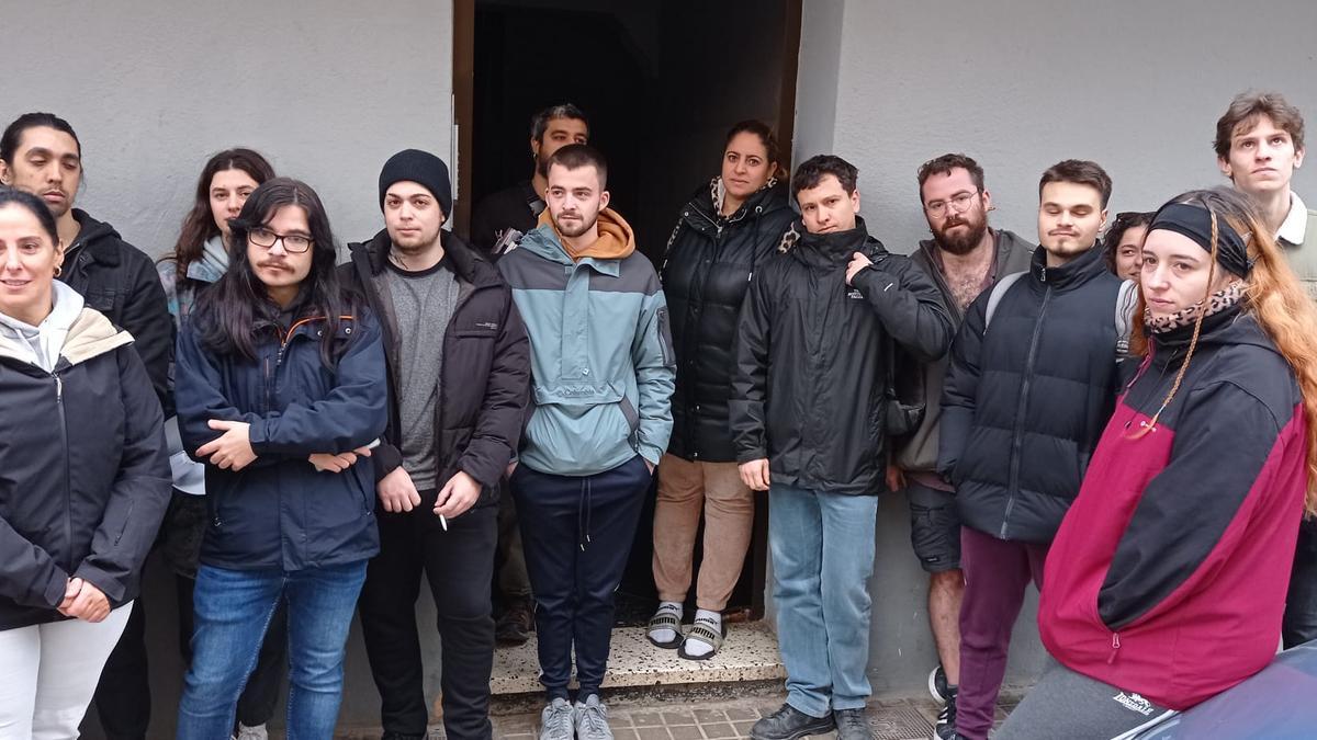 Sanaa junto a los miembros del Sindicat d'Habitatge València y la coordinadora del parque.