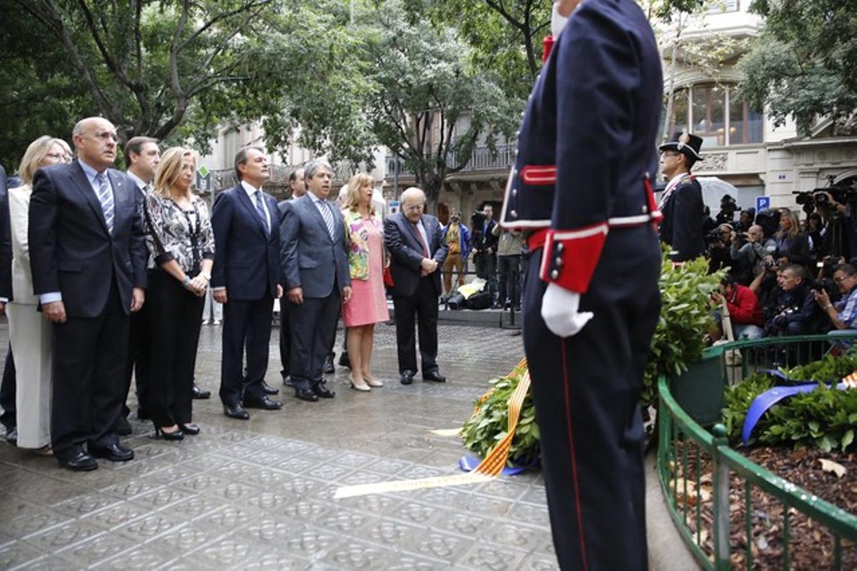 El ’president’ Artur Mas y los ’consellers’ de la Generalitat realizan su ofrenda floral ante el monumento de Rafael Casanova de Barcelona.