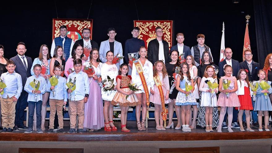 Las Reinas de las Fiestas de L’Olleria, junto con el resto de festeros y festeras.