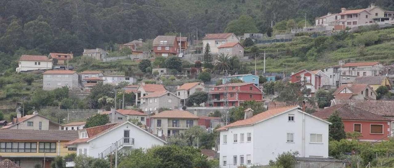 Una vista de Calvar y Verdeal, en Domaio, bajo el campo de golf. // Santos A.