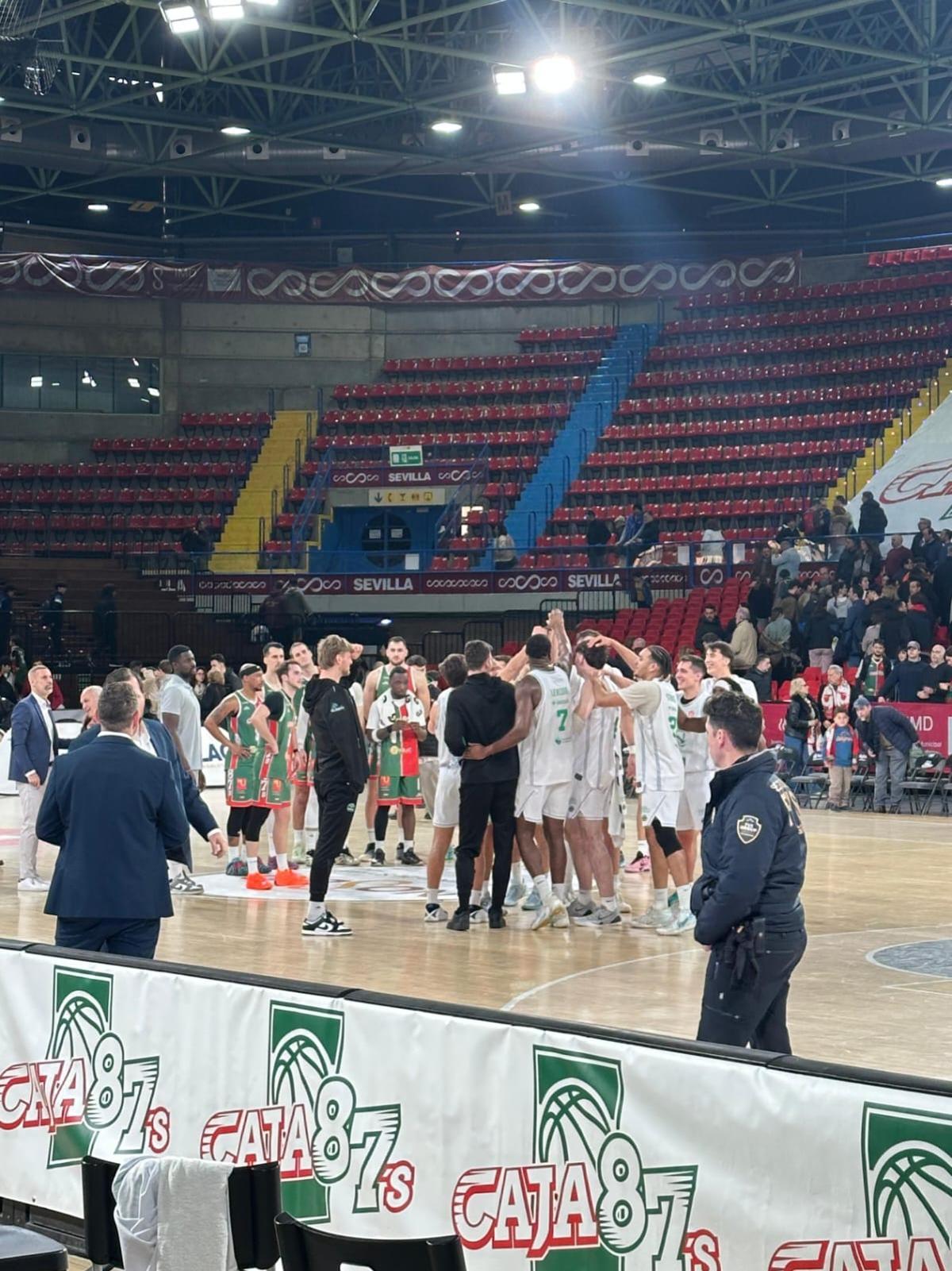 Celebración final del Cáceres en el centro de la pista.