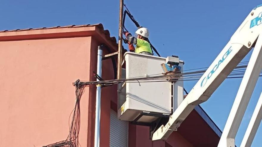 Un operari connectant, divendres passat al Culubret, les noves escomeses elèctriques a la xarxa ja existent.