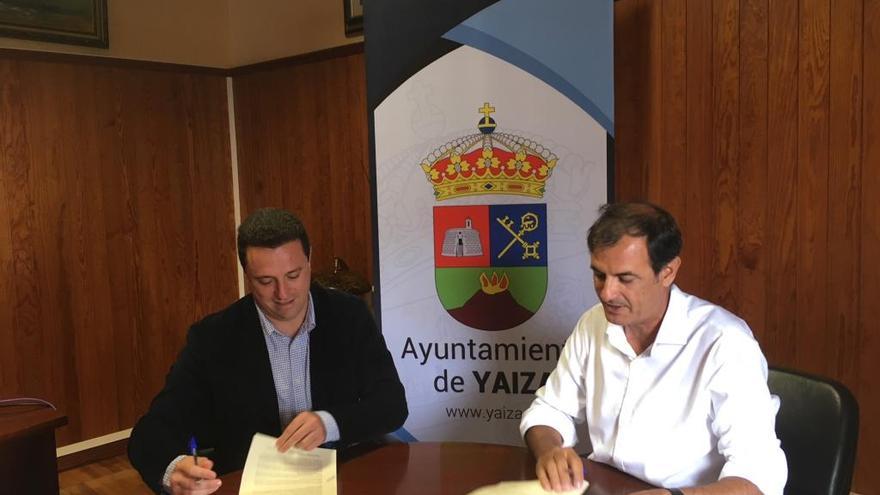 Óscar Noda (izquierda) y José Juan Lorenzo, ayer, durante la firma del convenio.