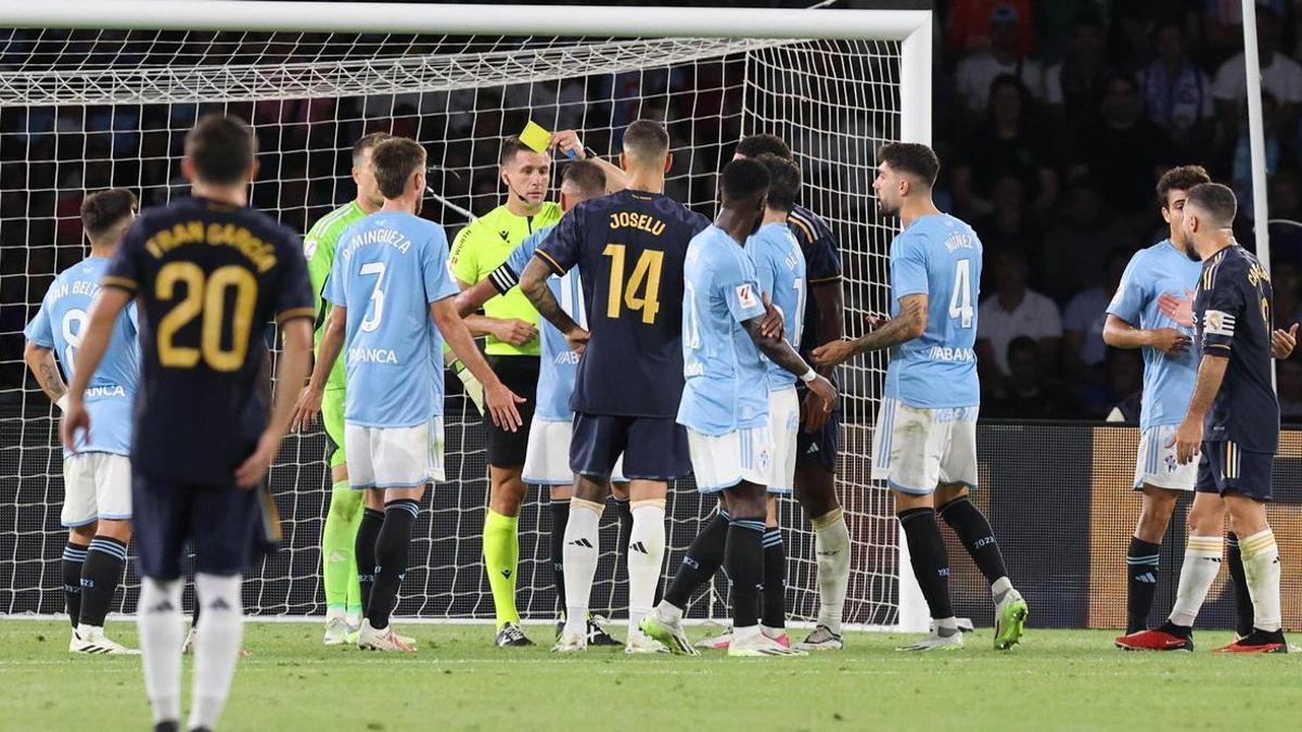 El colegiado castellanomanchego Díaz de Mera enseña una amarilla a Iago Aspas en el Celta - Real Madrid de esta tamporada.