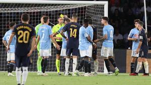 El colegiado castellanomanchego Díaz de Mera enseña una amarilla a Iago Aspas en el Celta - Real Madrid de esta tamporada.