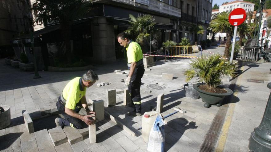 Operarios municipales reparan una acera en Redondela. |   // DE ARCOS