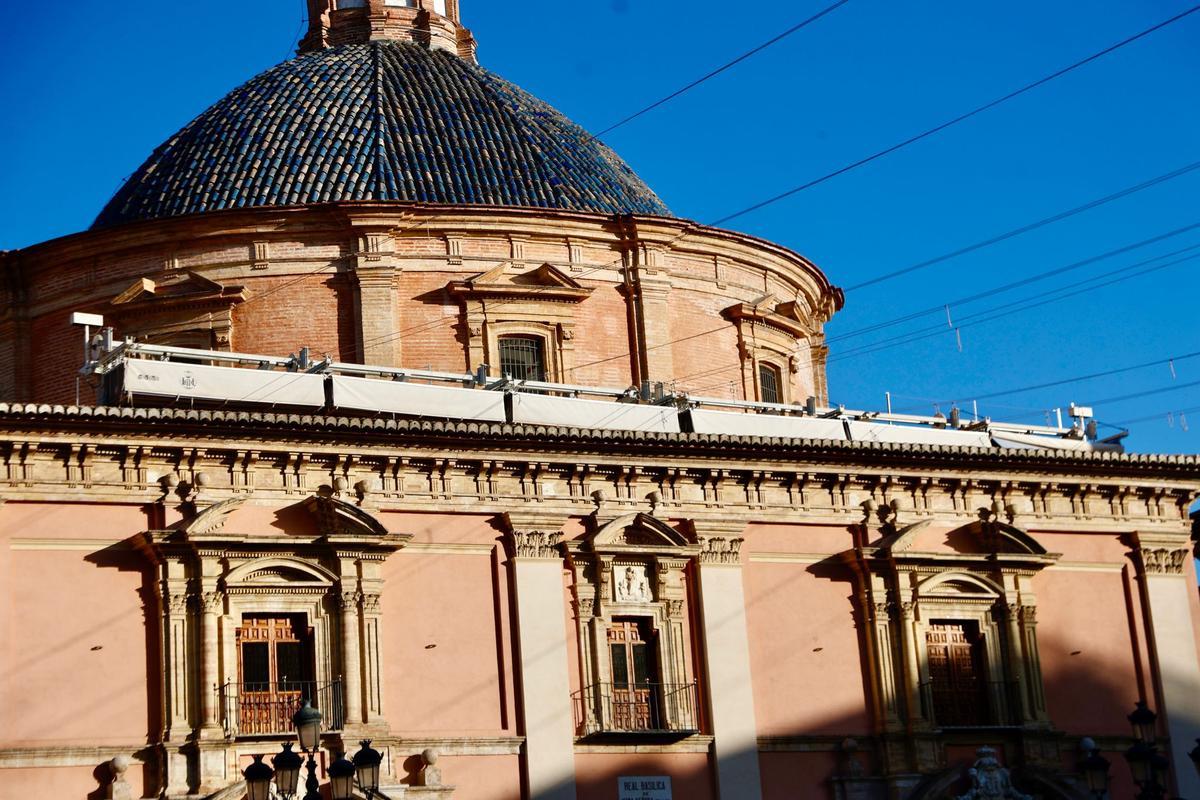 Vista del toldo colocado sobre la cubierta de la Basílica.