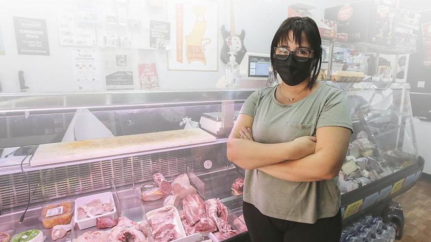 Vanessa Cárdenas, en su carnicería  en el barrio de la Florida de Aiicante.