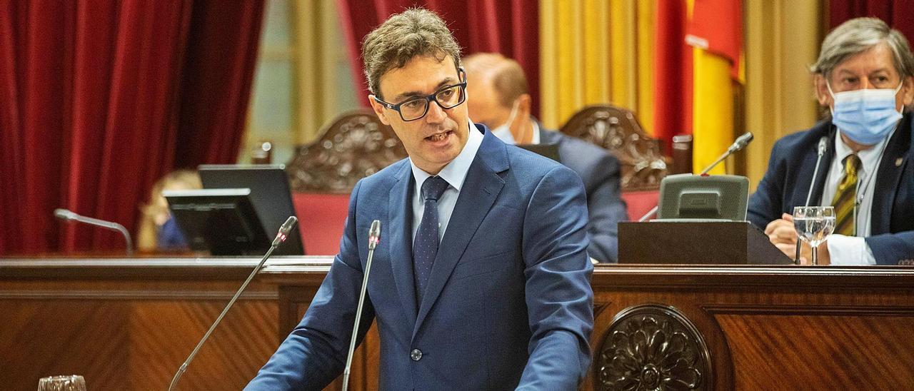 Toni Costa, portavoz del PP en el Parlament, en un momento de su intervención de réplica al discurso de Francina Armengol.