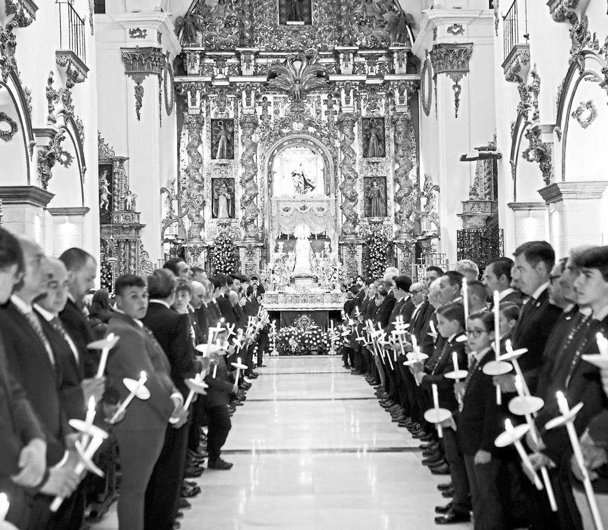 La Virgen de los Dolores, arropada por sus fieles en la iglesia de San Francisco.