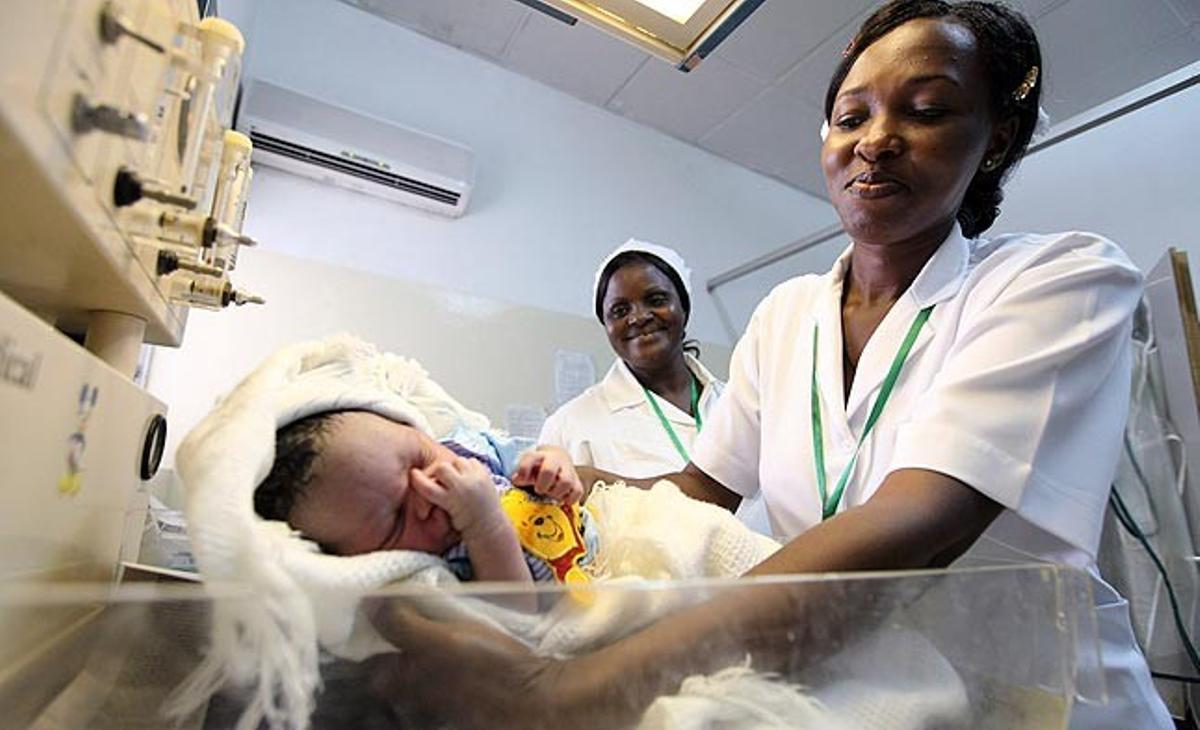 Una infermera pesa aquest diumenge un nadó nascut moments abans d’una visita de Ban Ki-moon a aquest hospital d’Abuya, la capital nigeriana.