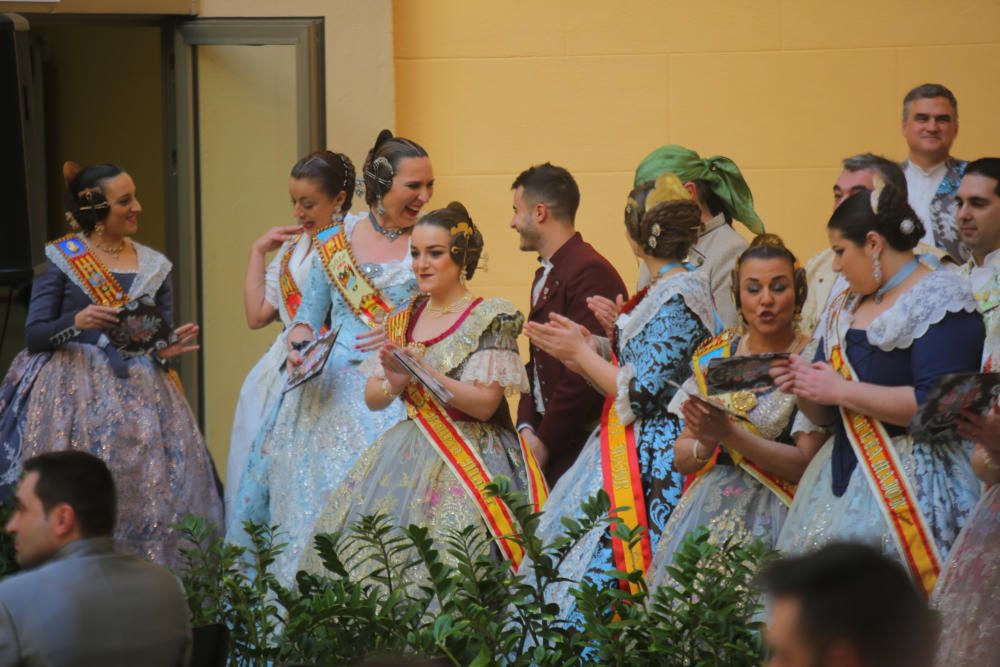 Intercambio de fotos con la fallera mayor e imposición de bunyols d'or