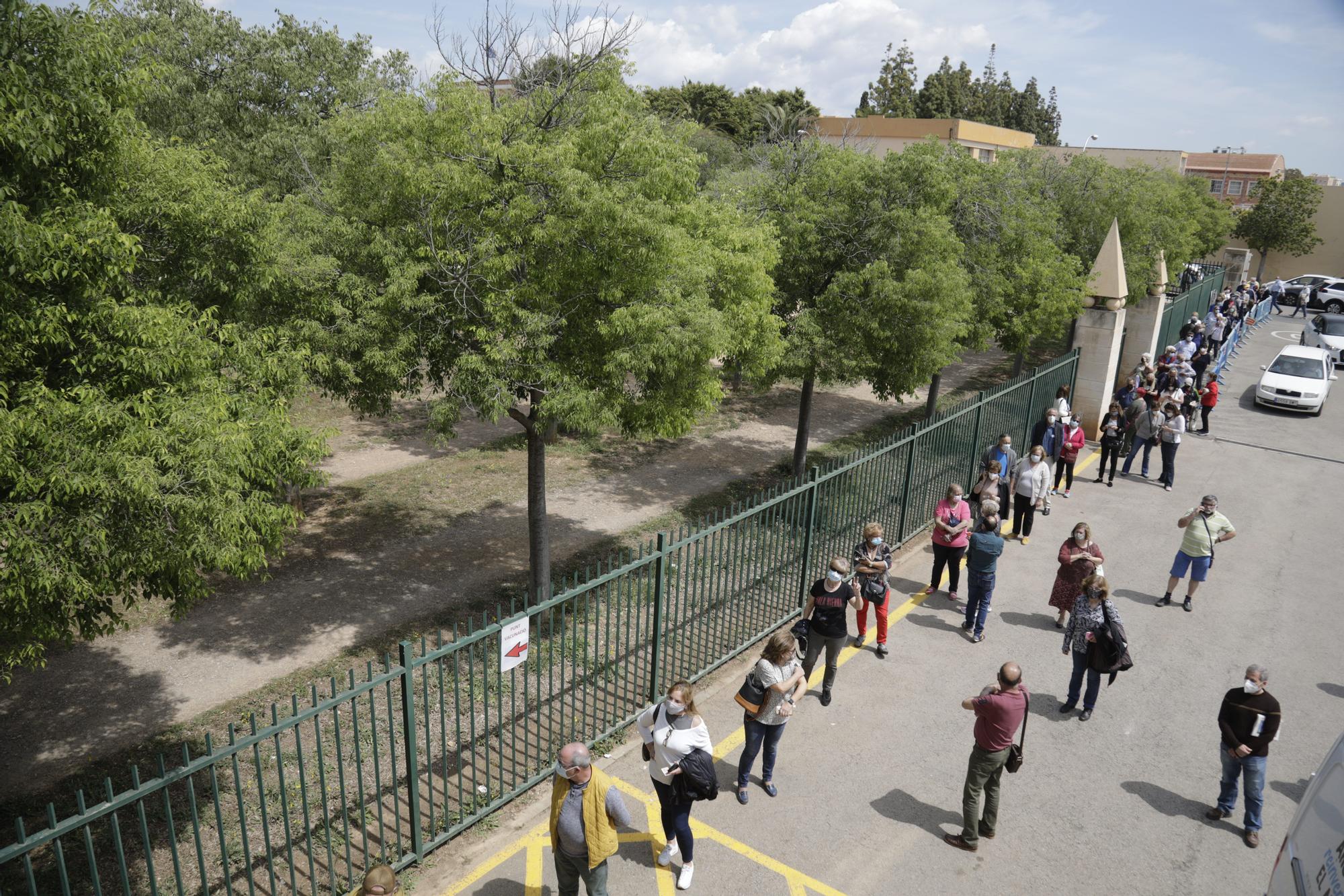 Una gran afluencia de gente en la línea de vacunación del Germans Escalas