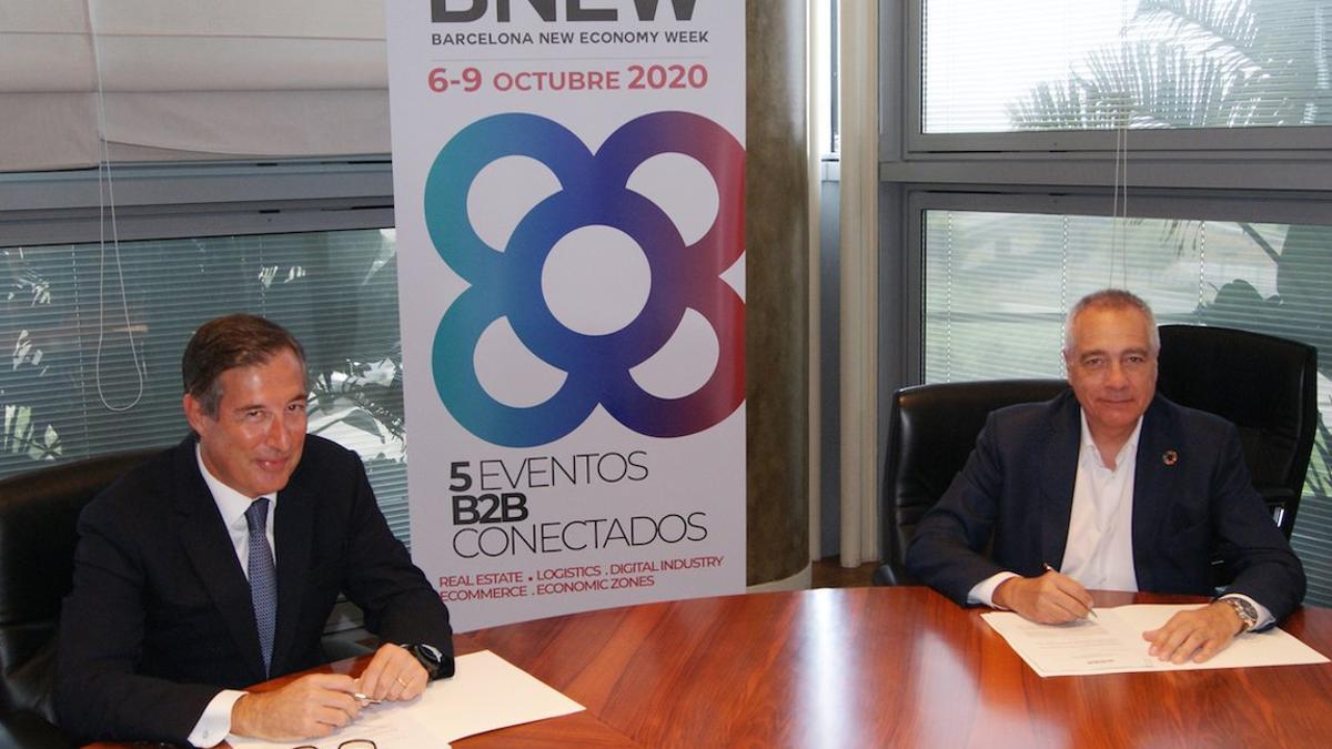 Juan Carlos Álvarez, director general de Negocio de Gestión Patrimonial de Servihabitat, y Pere Navarro, delegado especial del Estado en el Consorci de la Zona Franca de Barcelona y presidente de BNEW, en la firma del acuerdo