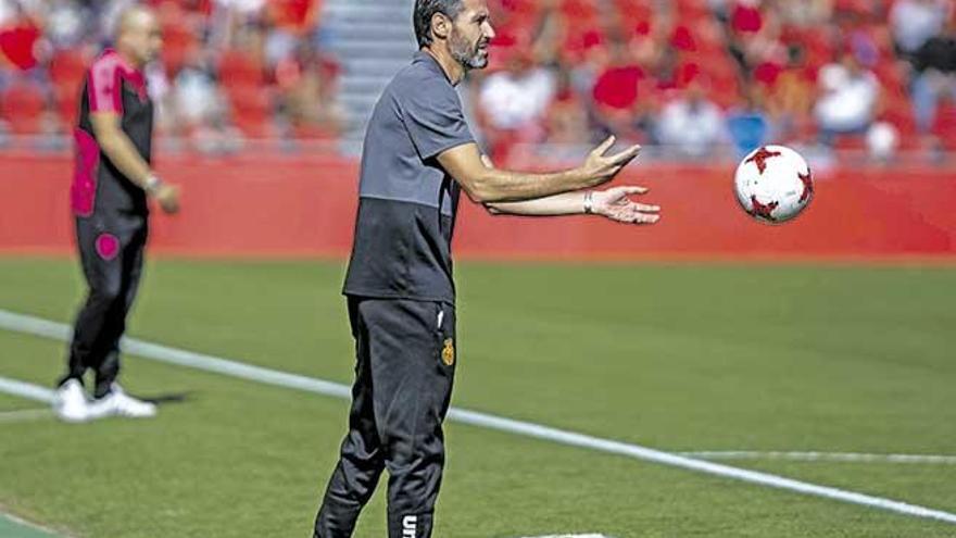 Vicente Moreno, con Claudio Barragán de fondo, envía el balón al campo con las manos ayer en Son Moix.