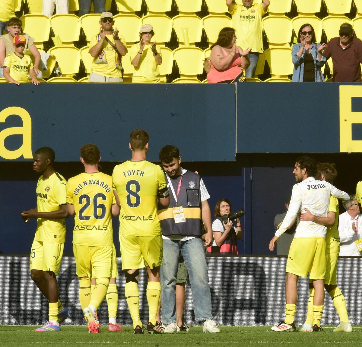 La afición del Villarreal felicitó a la plantilla tras ganar a Osasuna.