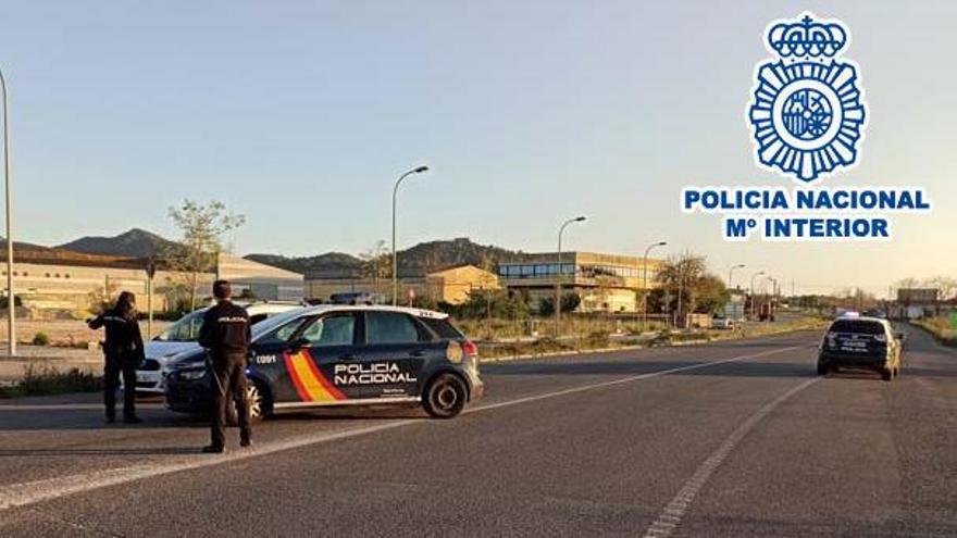 La Policia Nacional durant el control.