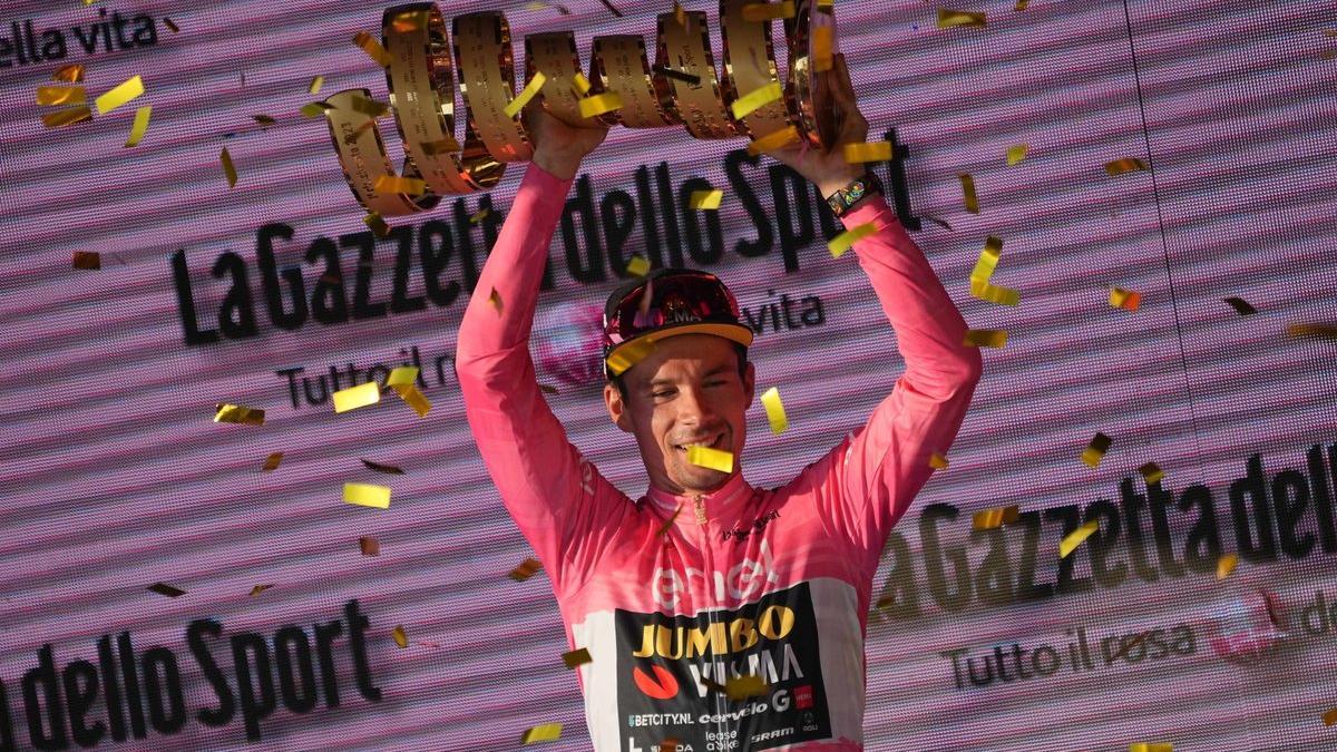 Primoz Roglic levanta la copa como vencedor del Giro 2023.