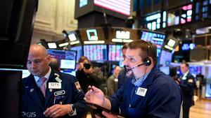 Traders durante el cierre de sesión en el New York Stock Exchange (NYSE) el 18 de marzo de 2020.