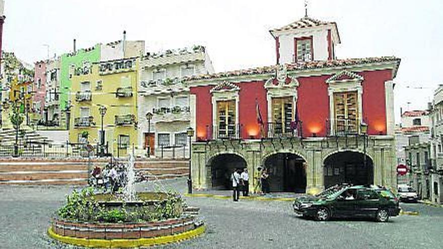La fachada del ayuntamiento de Abanilla luce el escudo oficial de la localidad, que se asemeja al de Fernando VI