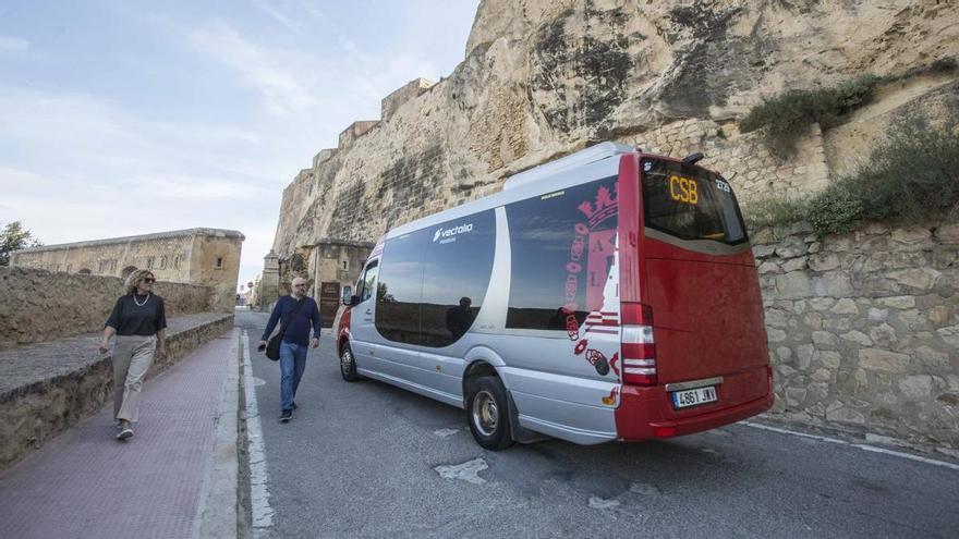 Récord de usuarios de la lanzadera al castillo de Santa Bárbara de Alicante tras su cambio de recorrido