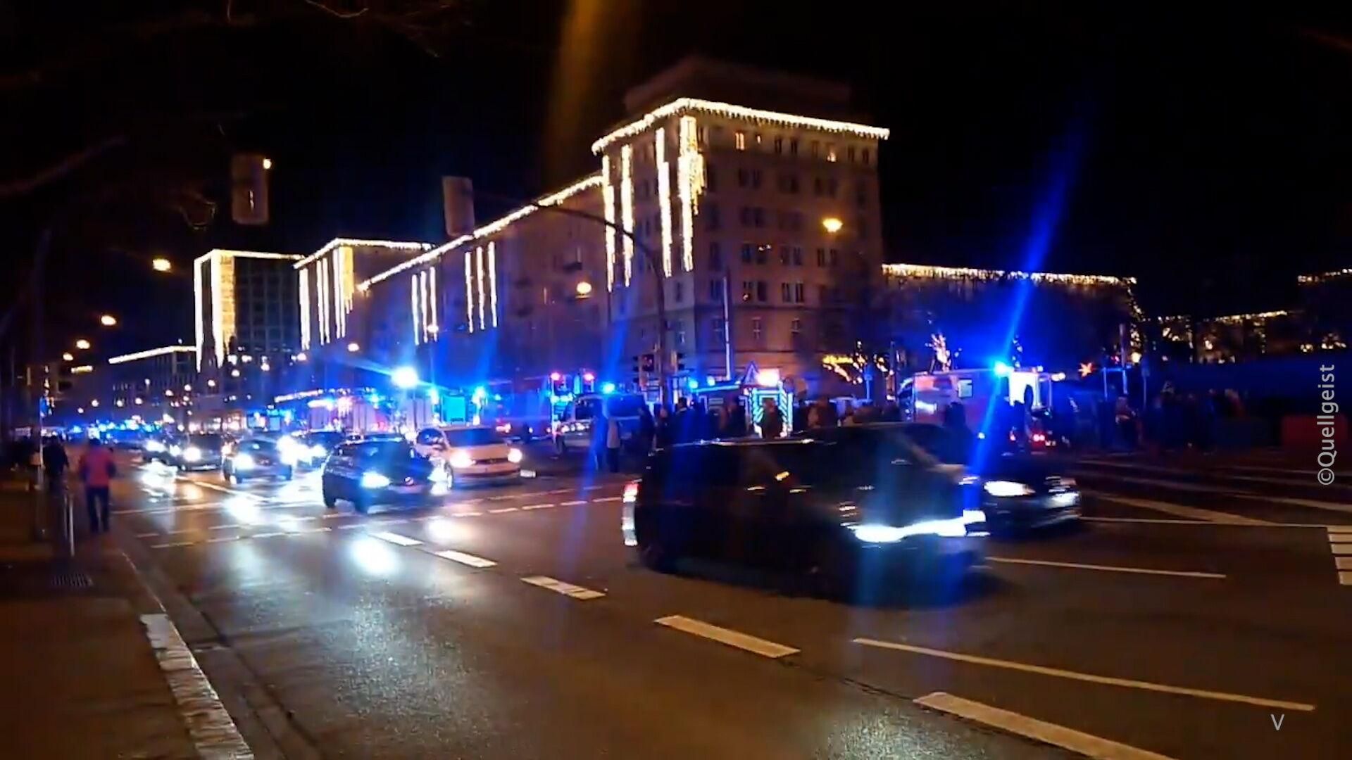 Magdeburg (Germany), 20/12/2024.- Emergency services at the scene after at least one person was killed and dozens injured after a car was driven into a crowd at the Christmas market in Magdeburg, Germany, 20 December 2024. Eyewitnesses told broadcaster MDR that the car drove straight into the crowd at the market in the direction of the town hall. (Alemania, Magdeburgo) EFE/EPA/vifogra / Eberlein
