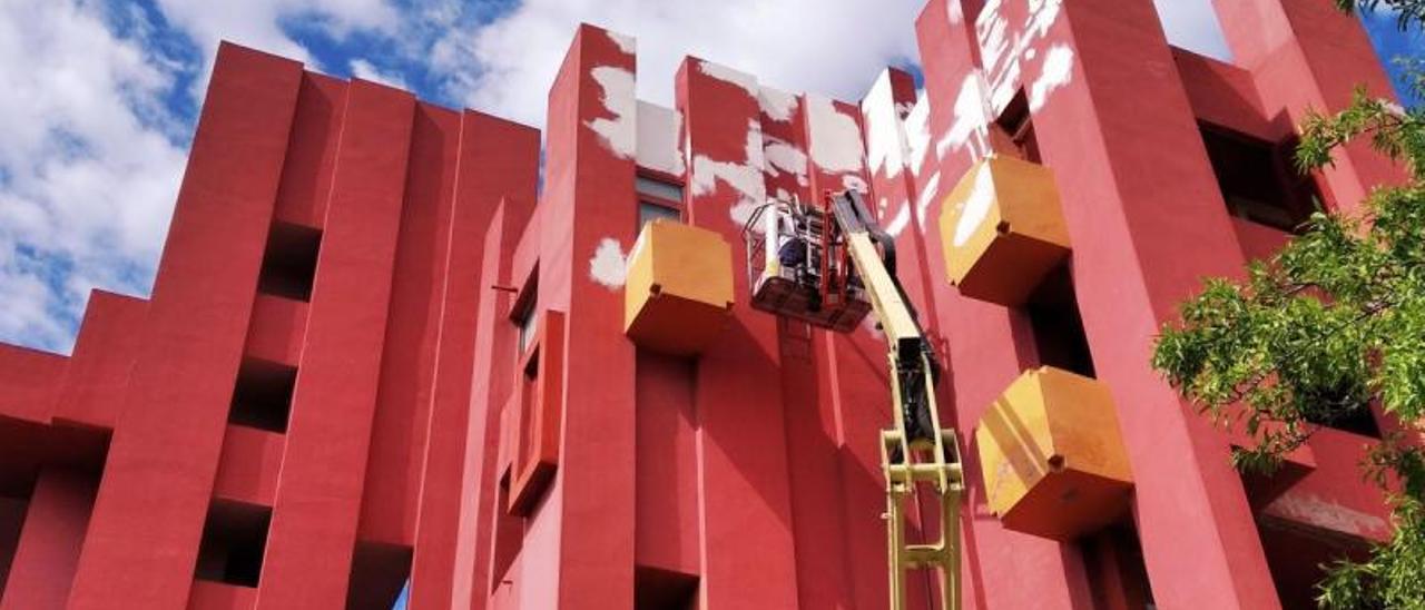 Los trabajos de pintura del icónico edificio siempre los supervisa el Taller de Bofill. | A. P. F.