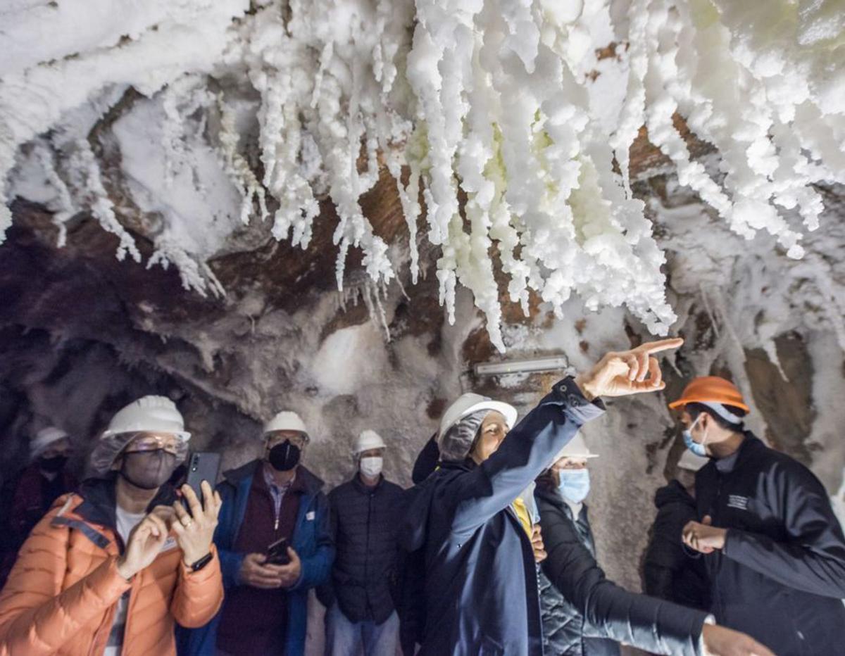 4 Les filtracions ‘aigua formen estalactites e sal 5 El guia, explicant als visitants el que poden veure en el recorregut. |