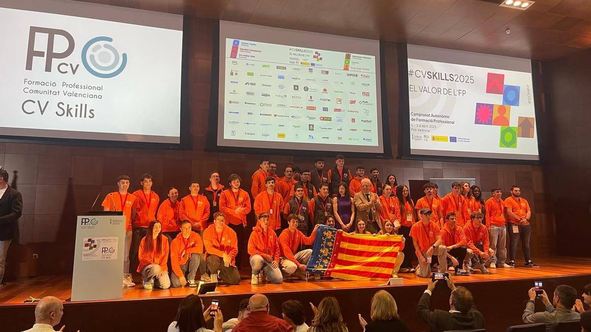 Los ganadores del CVSkills que formarán parte del equipo de la Comunitat Valenciana en los Spain Skills 2026, junto a la directora general de FP i el secretario autonómico de Educació.