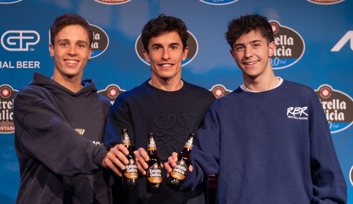 Diogo Moreira, campeón de Moto2, Marc Máequez (MotoGP) y Juan Antonio Ruedad (Moto3), hoy, en Madrid.