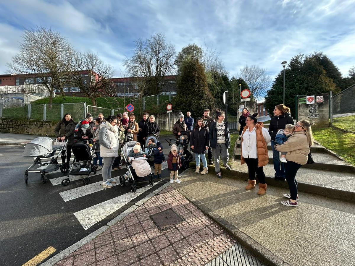 Protesta de las familias de alumnos de la escuela infantil El Carmín de Siero.
