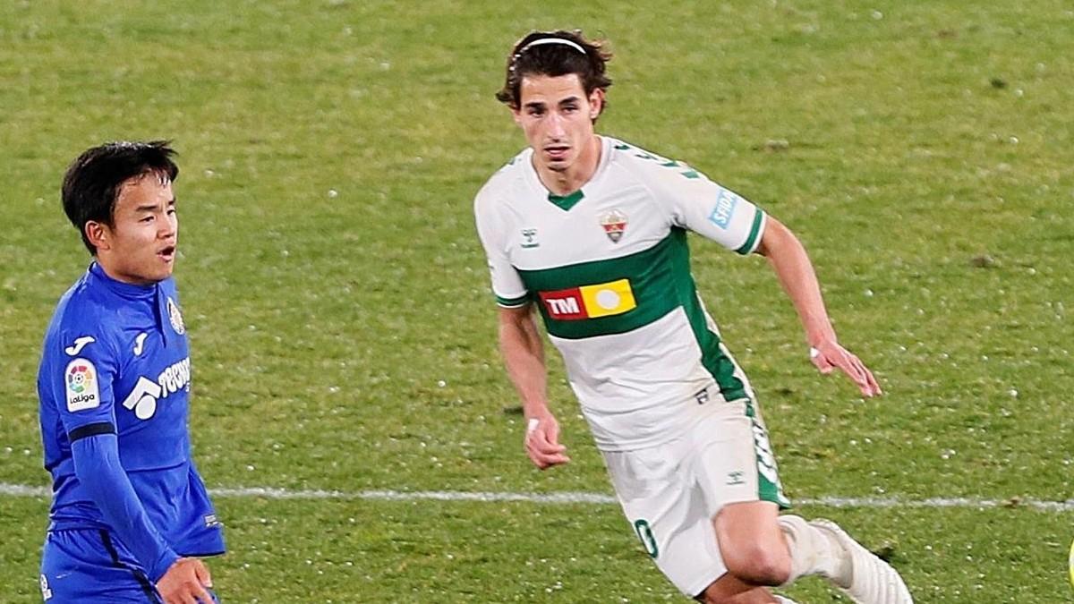 Pere Milla junto a Kubo en el partido del Elche frente al Getafe