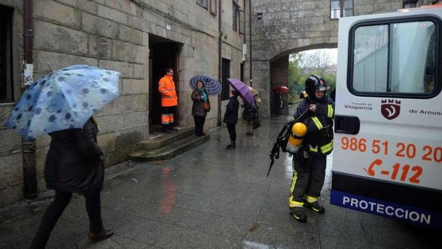 Algunos padres regresaron al centro tras escuchar las sirenas de emergencias. // Iñaki Abella