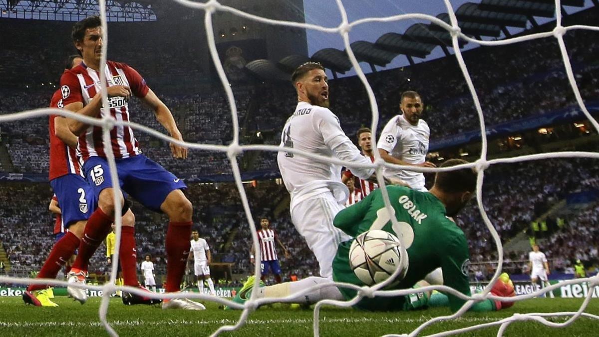 Sergio Ramos marca el 1-0 al Atlético en San Siro en la final de Champions.