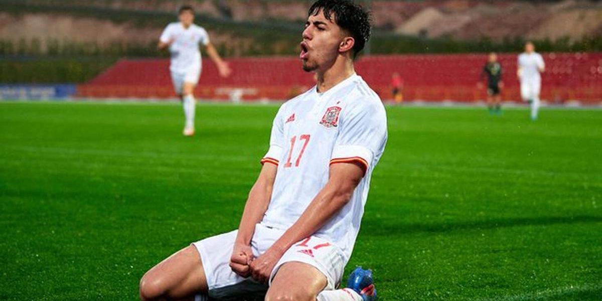 Ilias Akhomach, jugador del Villarreal CF, celebrando un gol con la selección española sub-21.