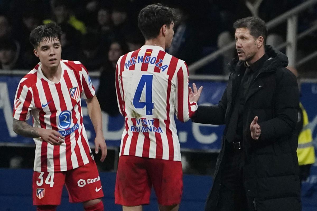 Rodrigo Mendoza, como rojiblanco, dialoga con Simeone durante un partido del Atlético.