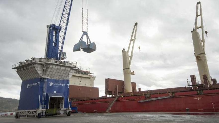 Descarga en el puerto exterior de A Coruña.