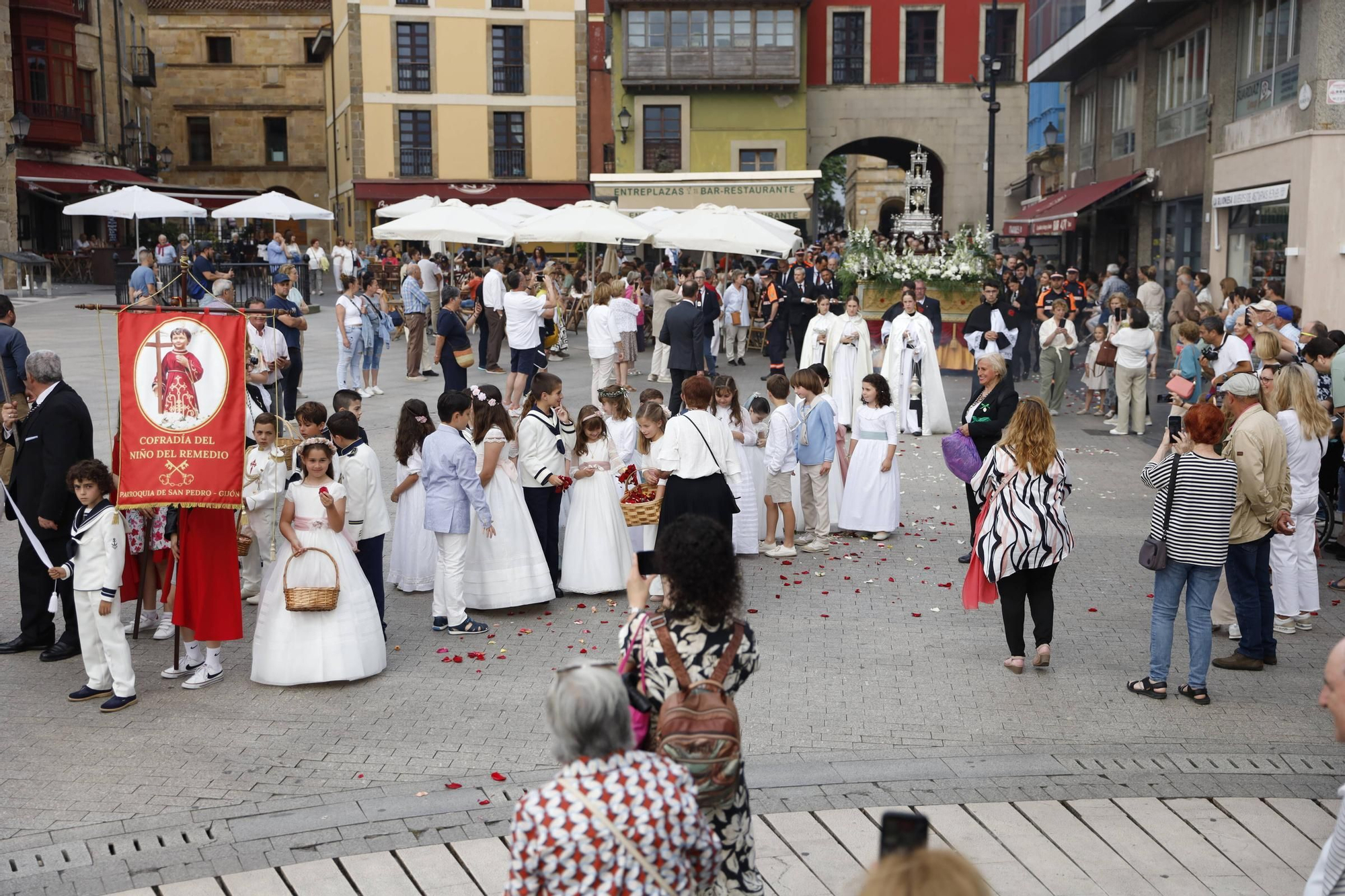 Pétalos, incienso, niños... así fue la procesión del Corpus Christi en Gijón (en imágenes)