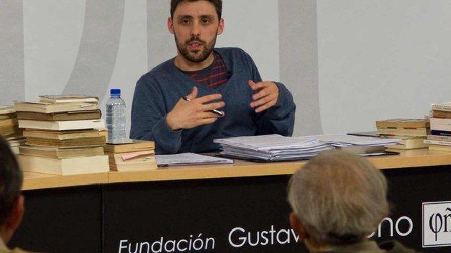 Rubén Franco y, de espaldas, Gustavo Bueno, durante la conferencia.
