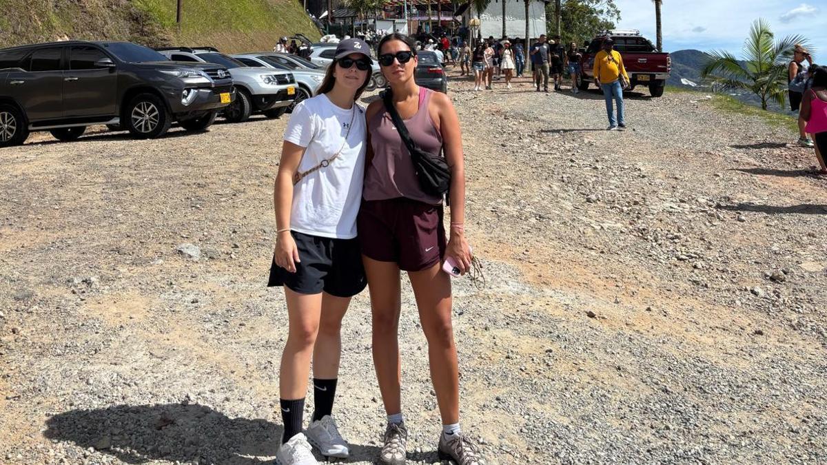 Clara Andrés, vestida de blanc, amb una amiga durant el viatge a Colòmbia abans del terratrèmol.