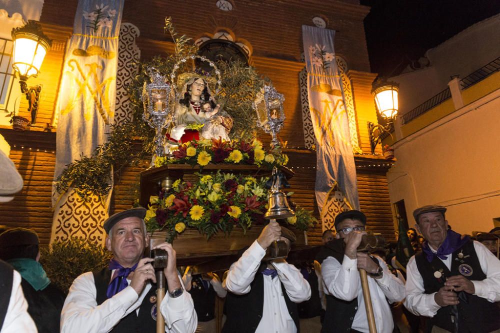 Fuego y villancicos acompañaron el camino de la Divina Pastora desde la ermita de la Veracruz