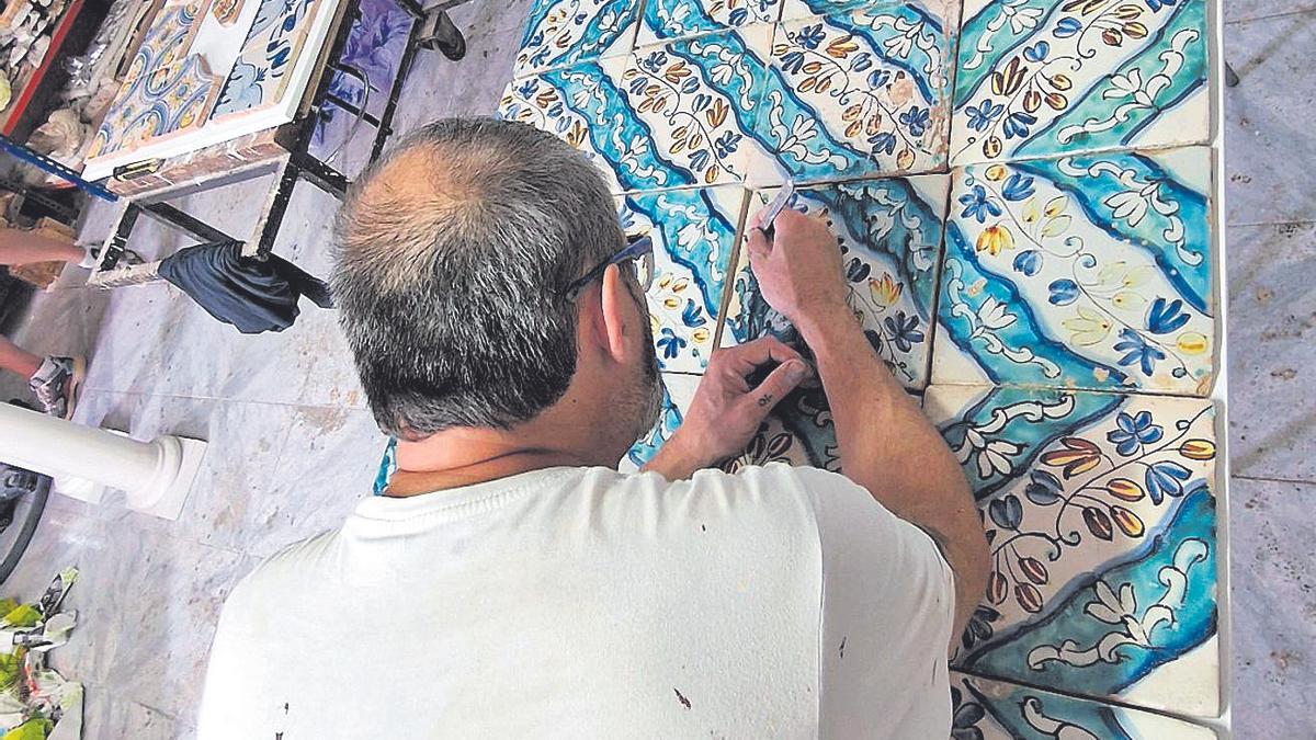 El restaurador, Francesc Chiva, en las labores de recuperación de las piezas cerámicas