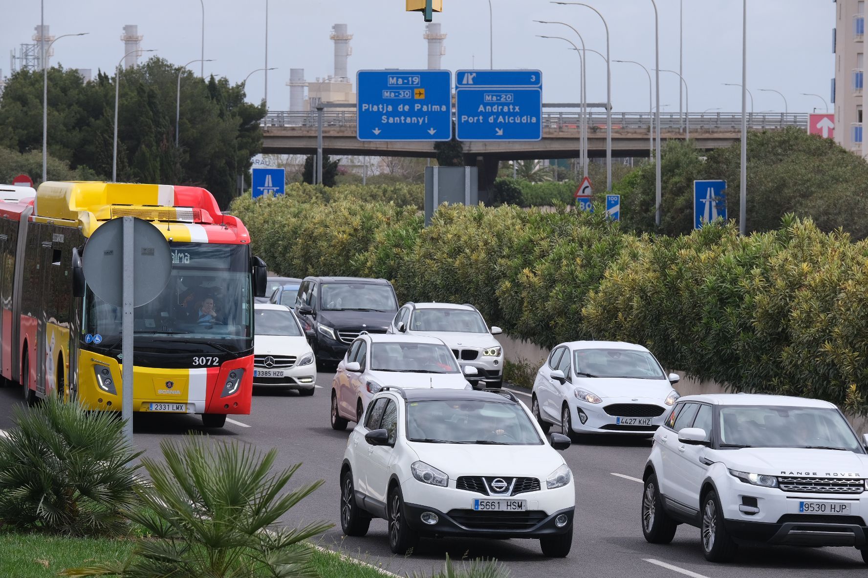 Atascos con más de 20 minutos de espera para entrar en Palma