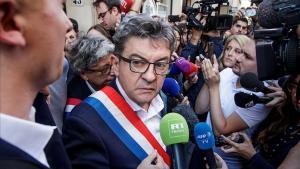 Mélenchon habla con la prensa tras el registro en la sede del partido.