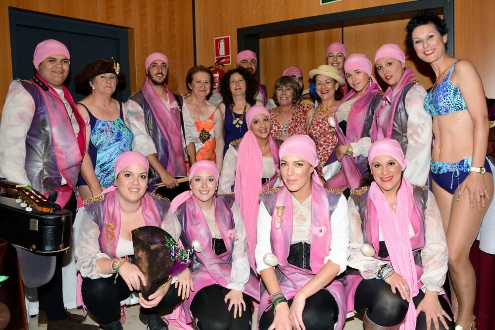 El desfile, llevado a cabo por modelos no profesionales operadas de cáncer de mama, estuvo precedido de la actuación de la comparsa 'La amada invencible'.
